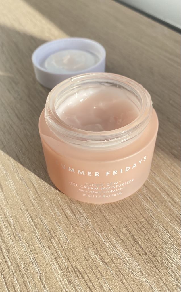 close-up of consistency of Summer Fridays best humectant moisturizer product